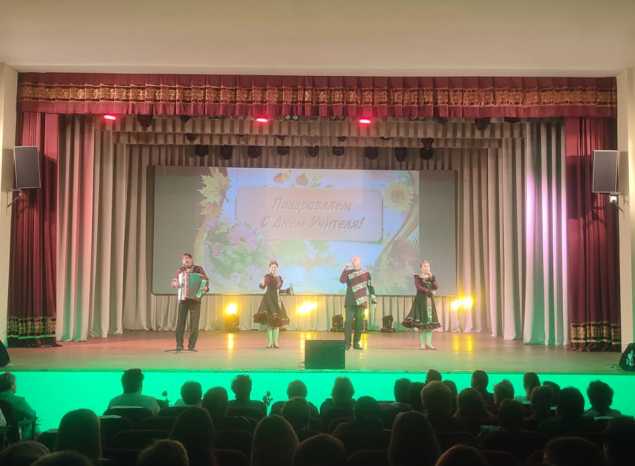 Ансамбль «Горница» выступил в Нижнем Ломове с программой ко Дню учителя